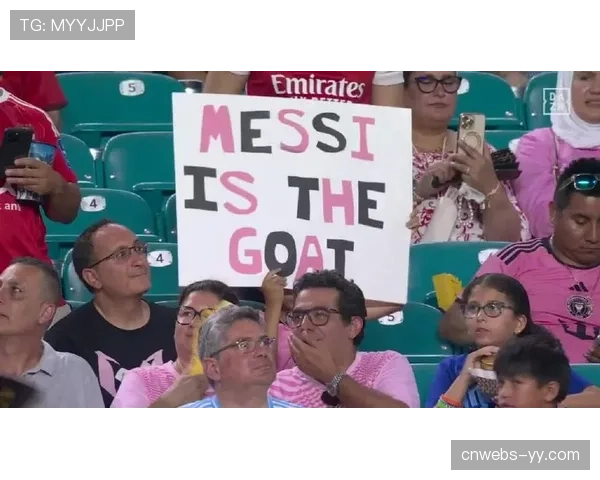 有趣一幕：比赛用球被踢上看台，小球迷拒绝归还引全场欢笑